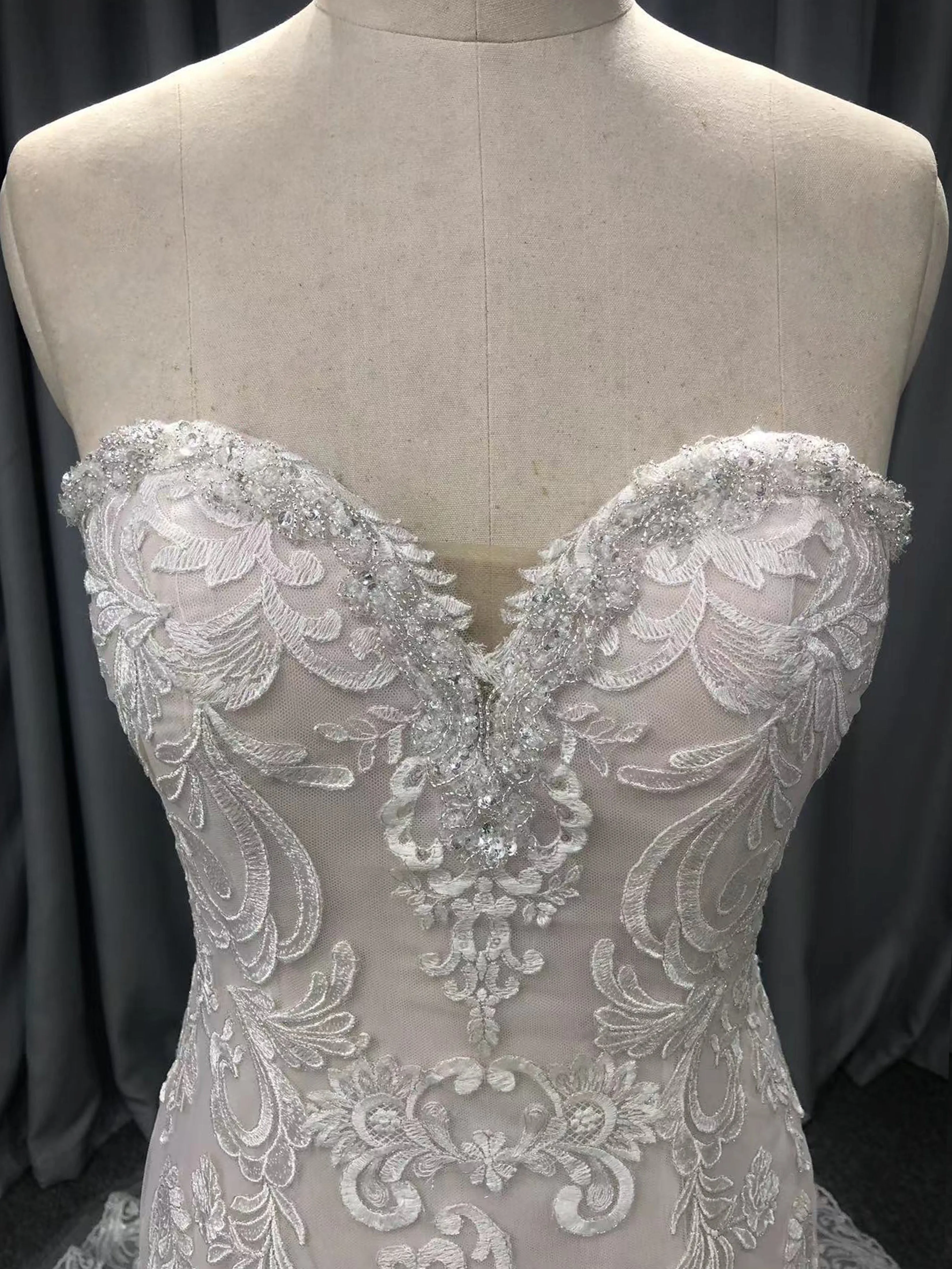 Cache cœur Dentelle Robe de Mariée avec la courte traîne