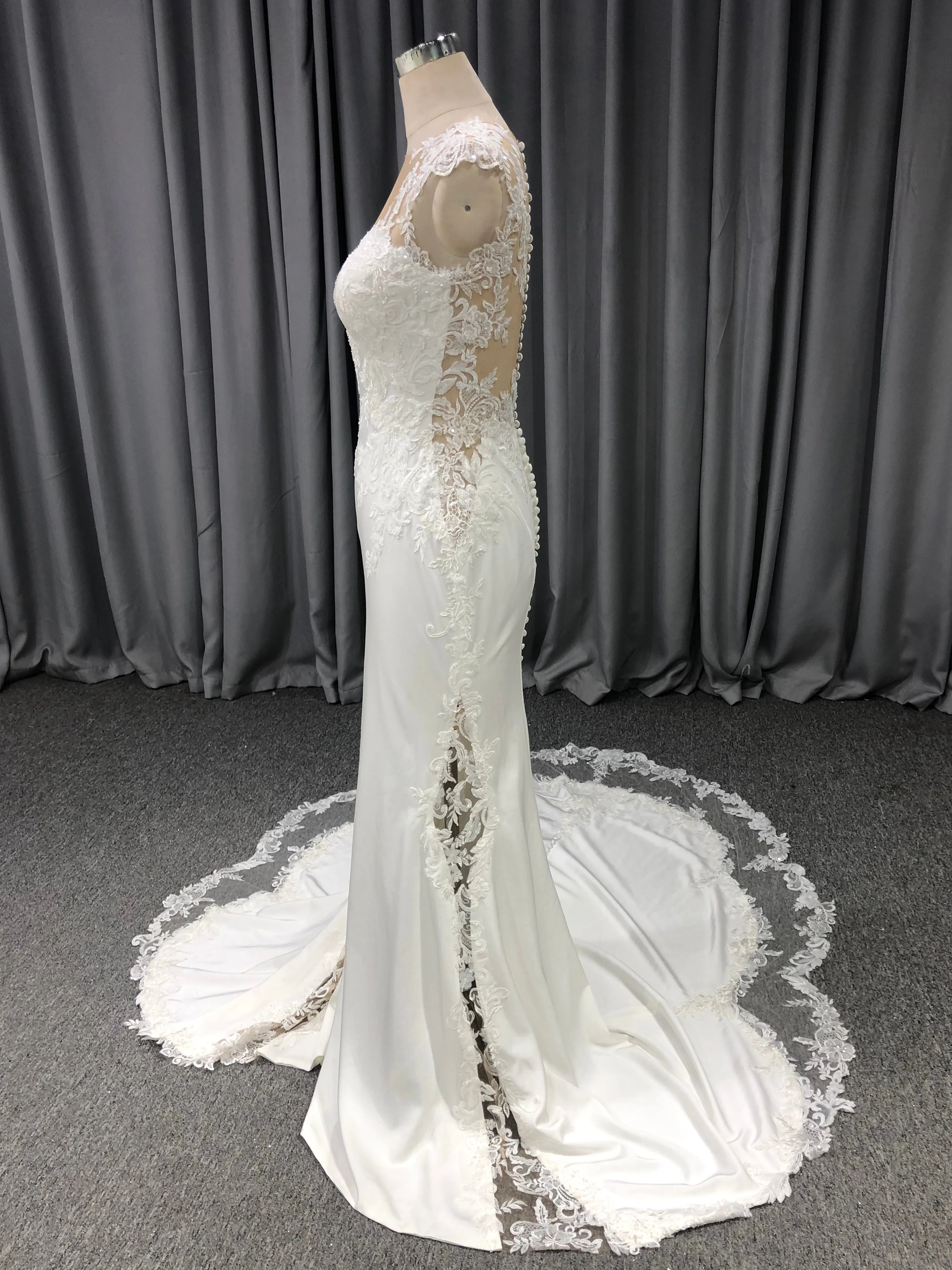 Charmeur cache cœur Dentelle Robe de Mariée avec la courte traîne