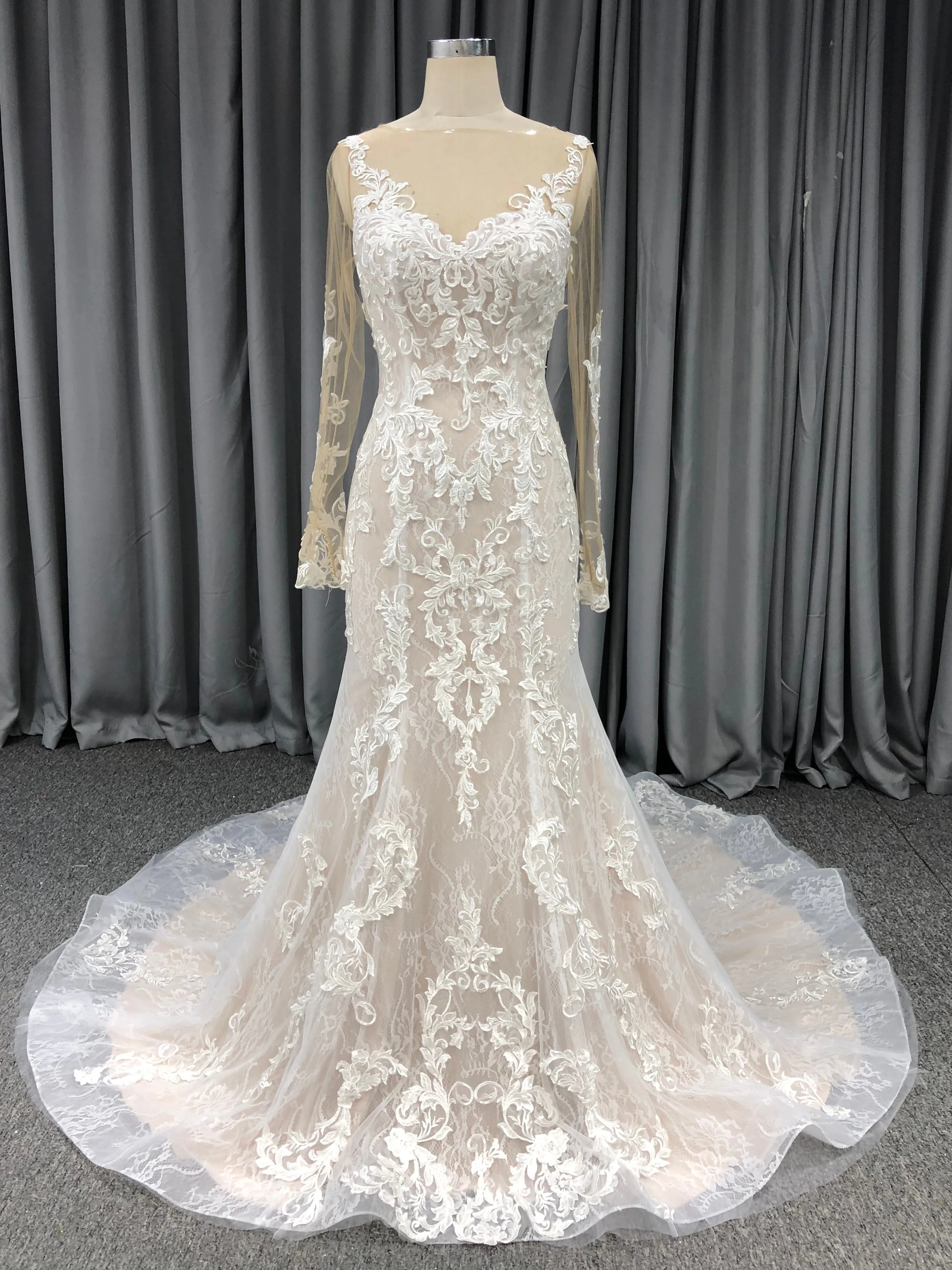 Col V Robe fourreau Dentelle Robe de Mariée avec la courte traîne