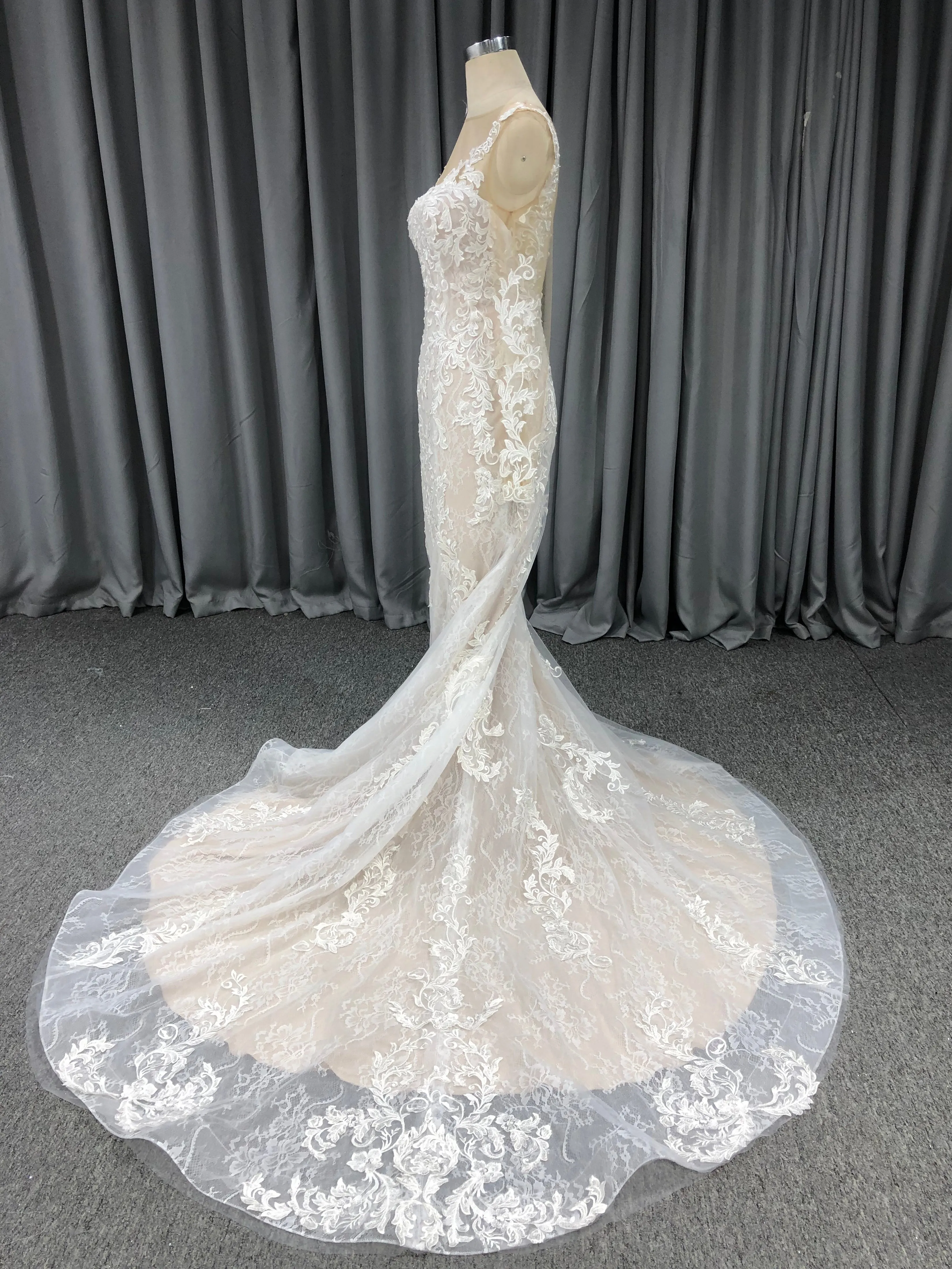 Col V Robe fourreau Dentelle Robe de Mariée avec la courte traîne