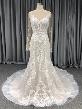 Col V Robe fourreau Dentelle Robe de Mariée avec la courte traîne