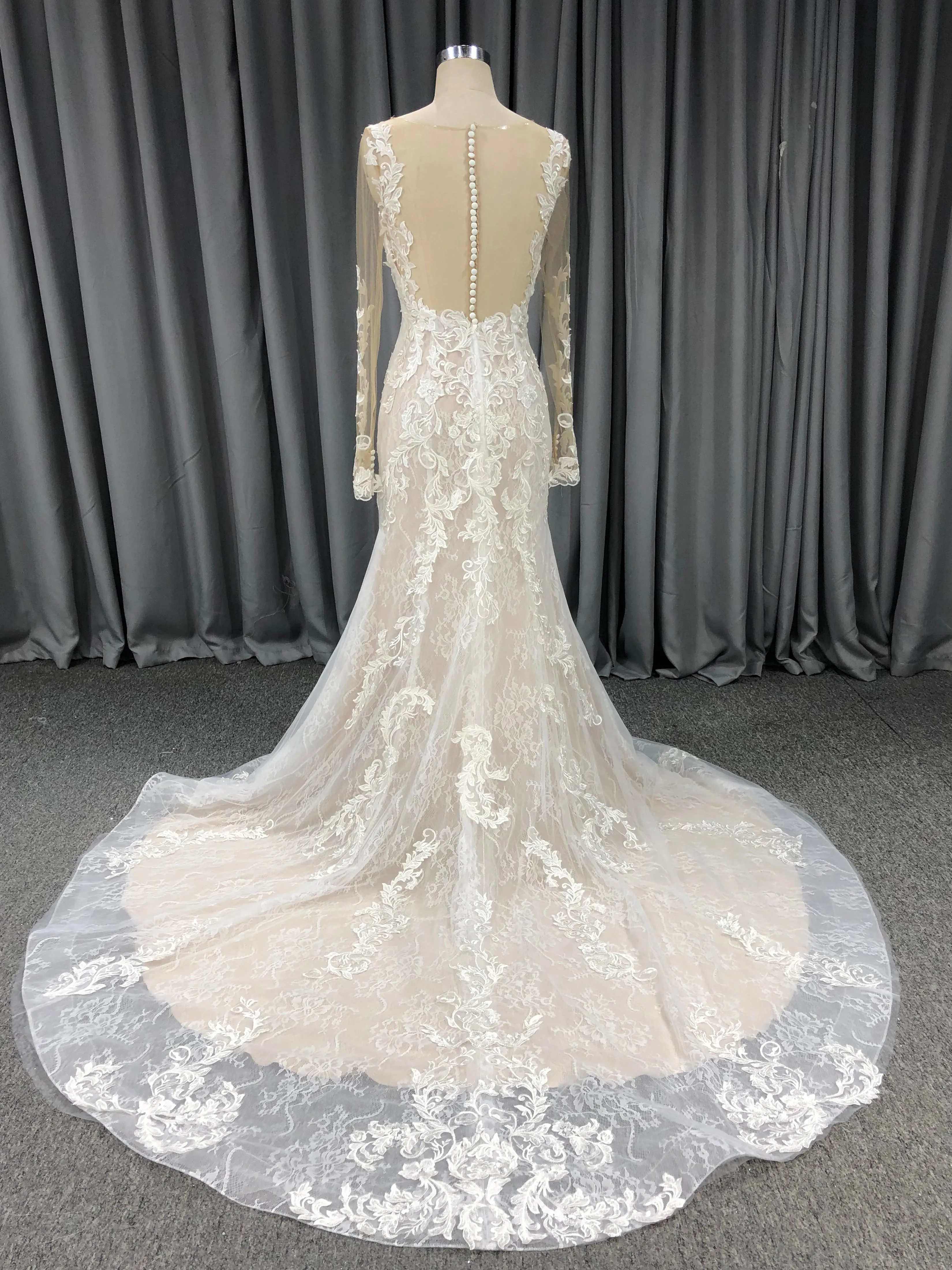 Col V Robe fourreau Dentelle Robe de Mariée avec la courte traîne