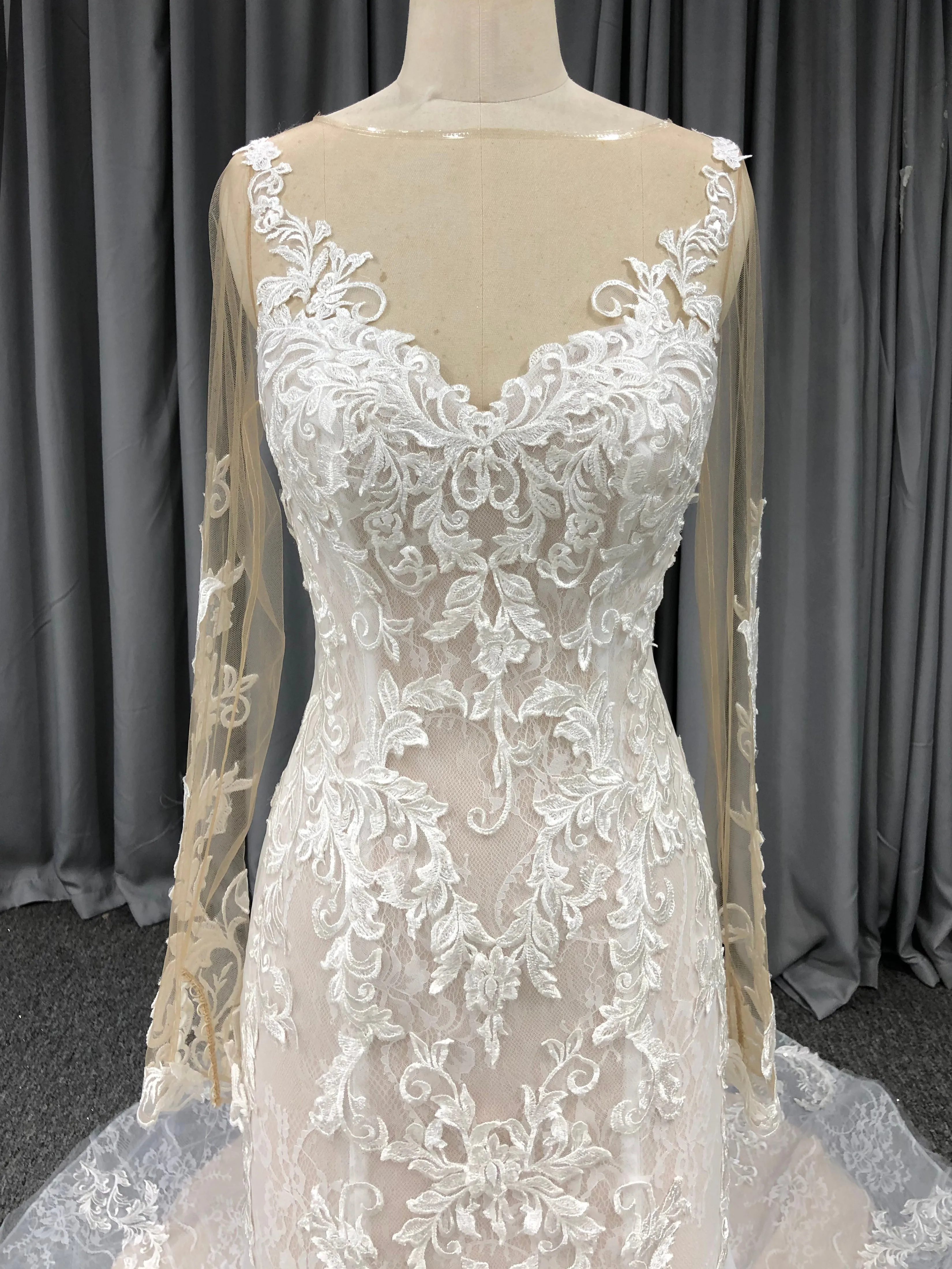 Col V Robe fourreau Dentelle Robe de Mariée avec la courte traîne