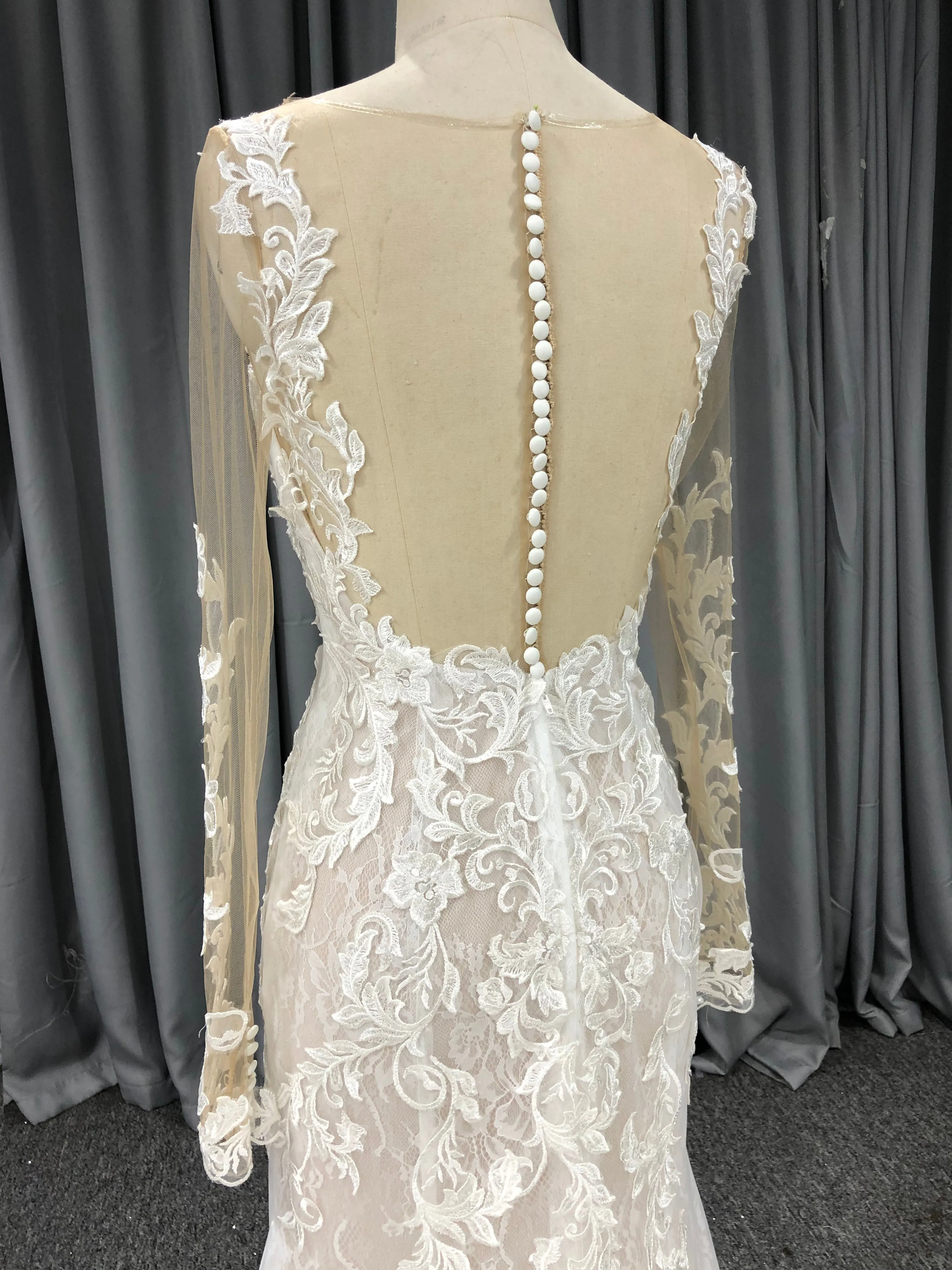 Col V Robe fourreau Dentelle Robe de Mariée avec la courte traîne