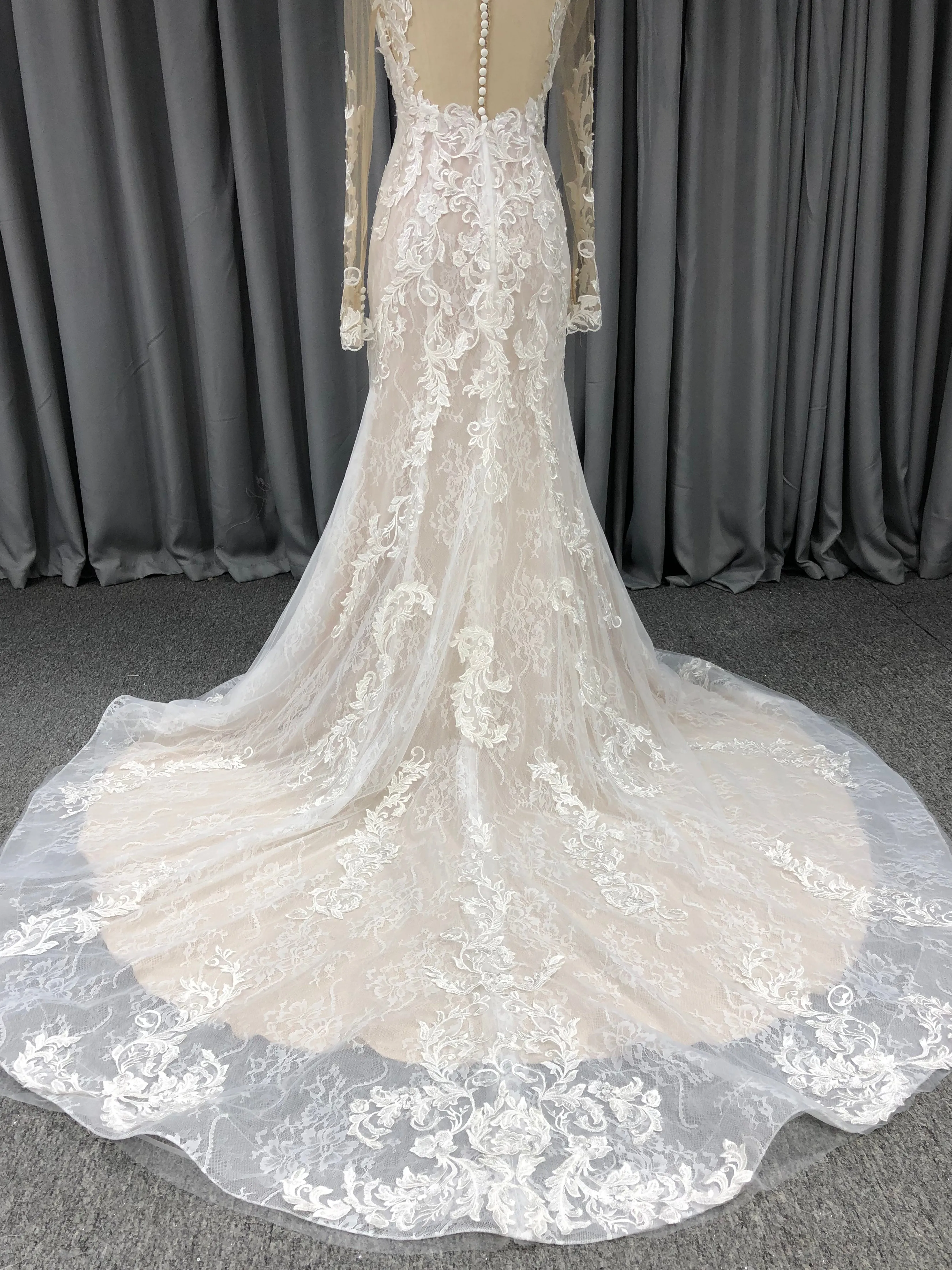 Col V Robe fourreau Dentelle Robe de Mariée avec la courte traîne