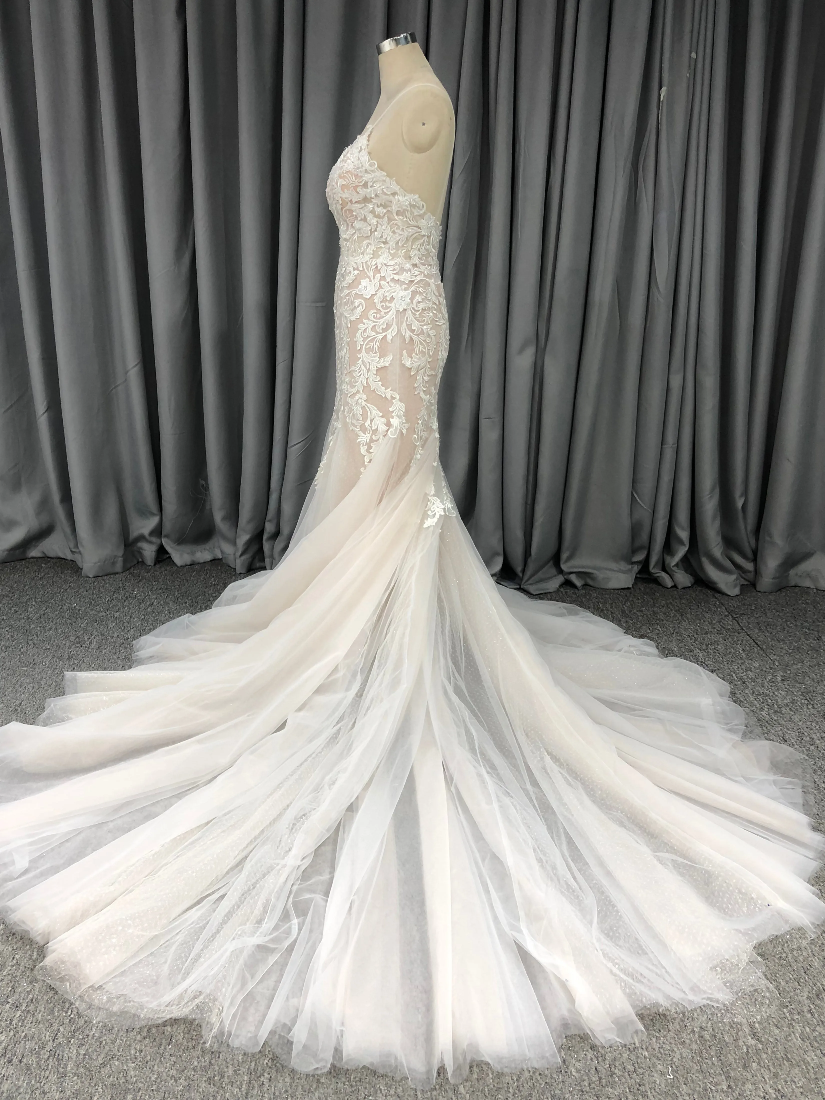 Délicate Robe fourreau cache cœur applique Dentelle&Tulle Robe de Mariée avec la courte traîne