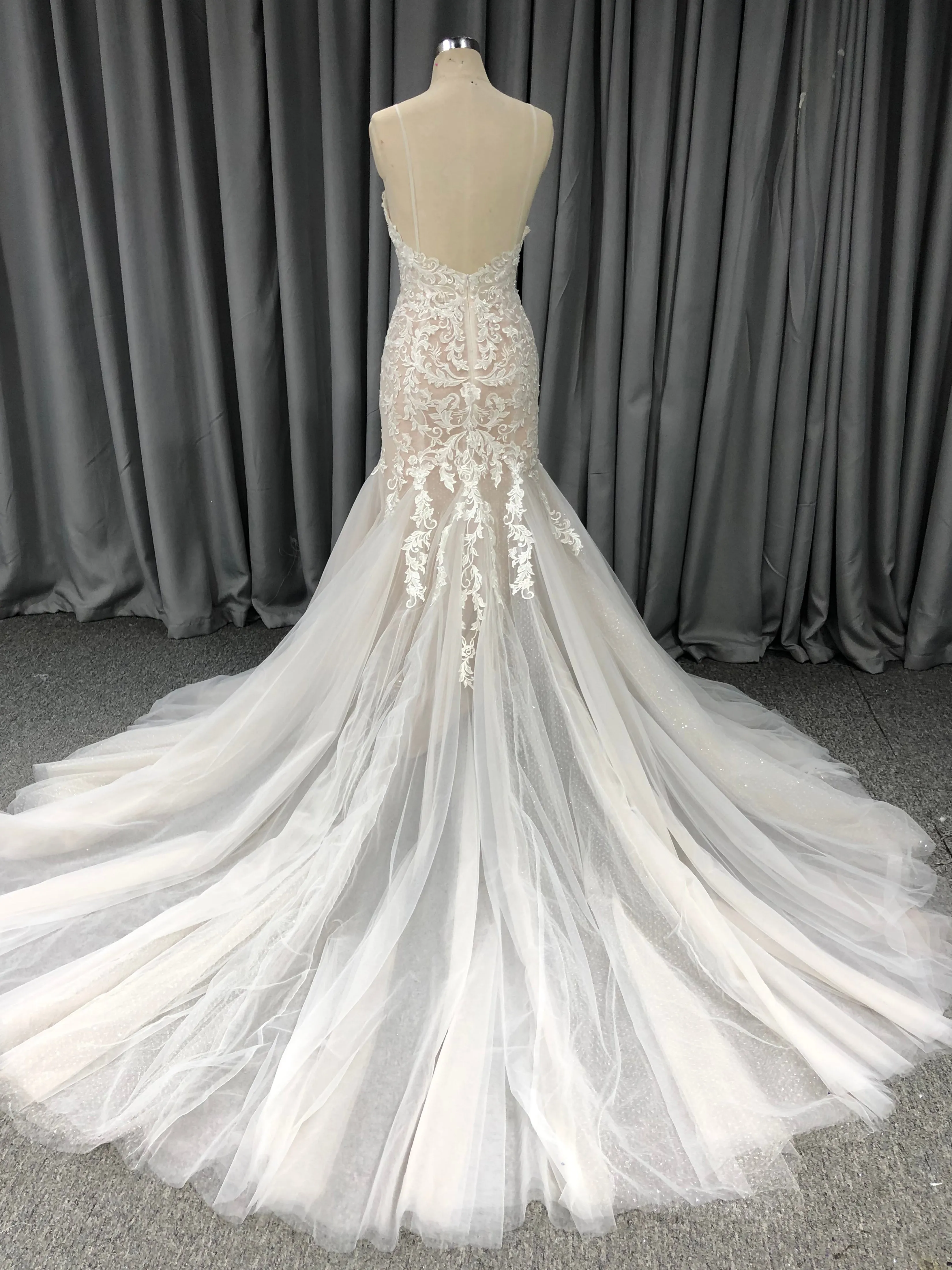 Délicate Robe fourreau cache cœur applique Dentelle&Tulle Robe de Mariée avec la courte traîne