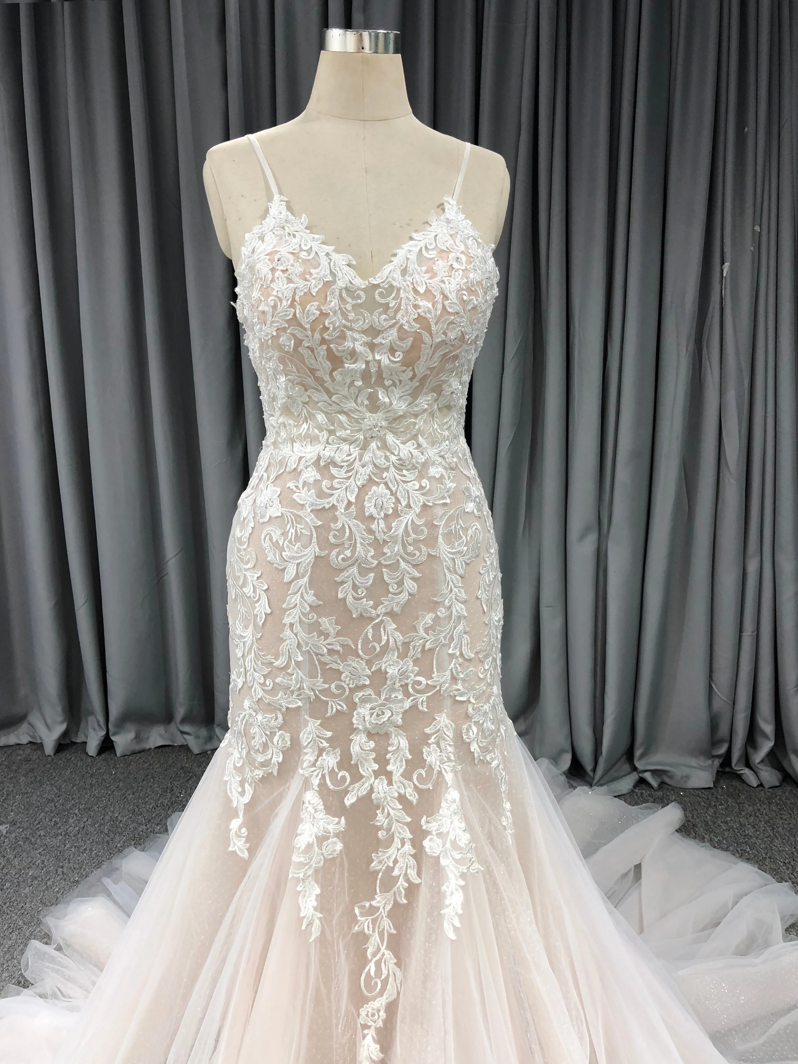 Délicate Robe fourreau cache cœur applique Dentelle&Tulle Robe de Mariée avec la courte traîne