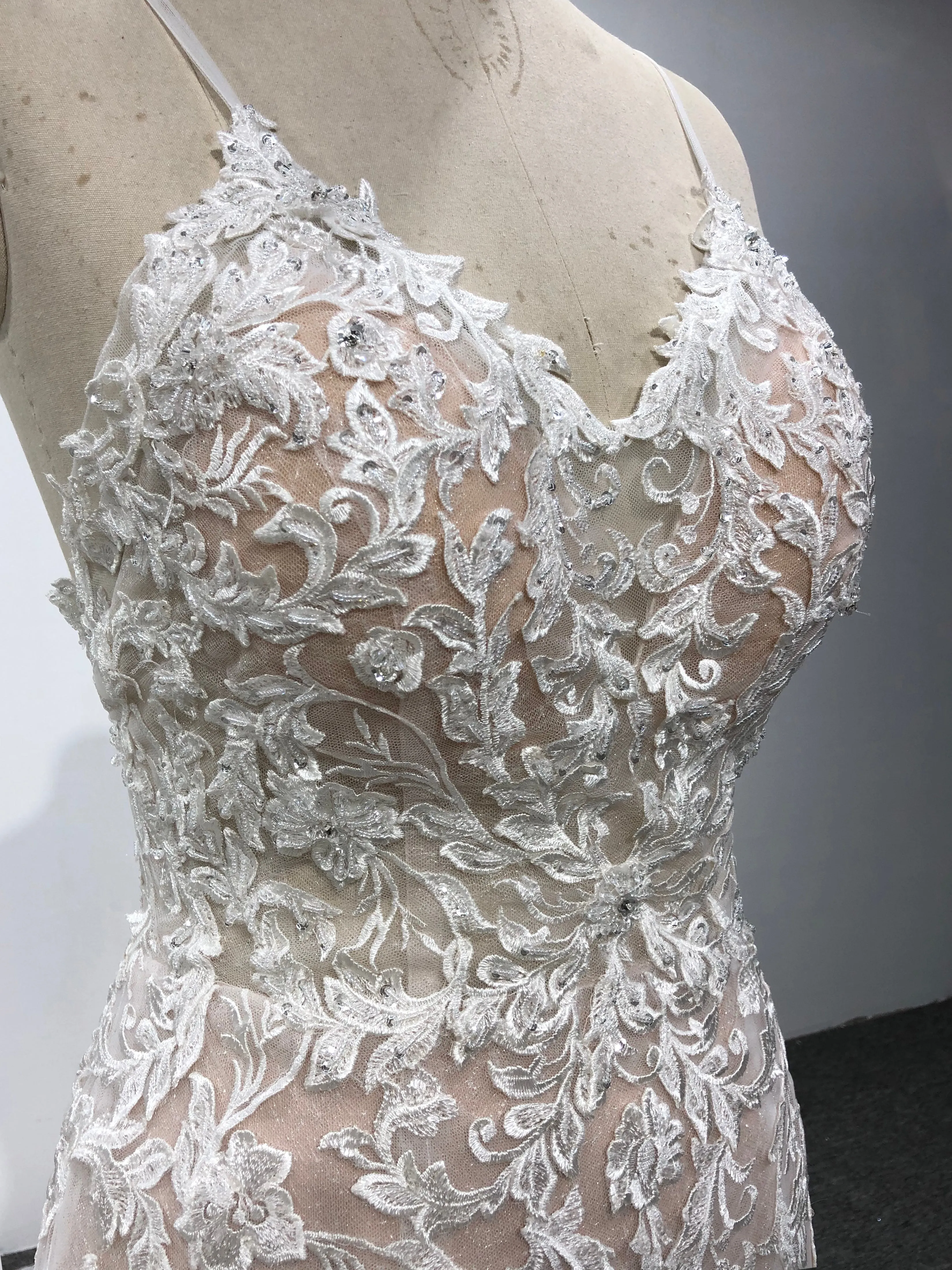 Délicate Robe fourreau cache cœur applique Dentelle&Tulle Robe de Mariée avec la courte traîne