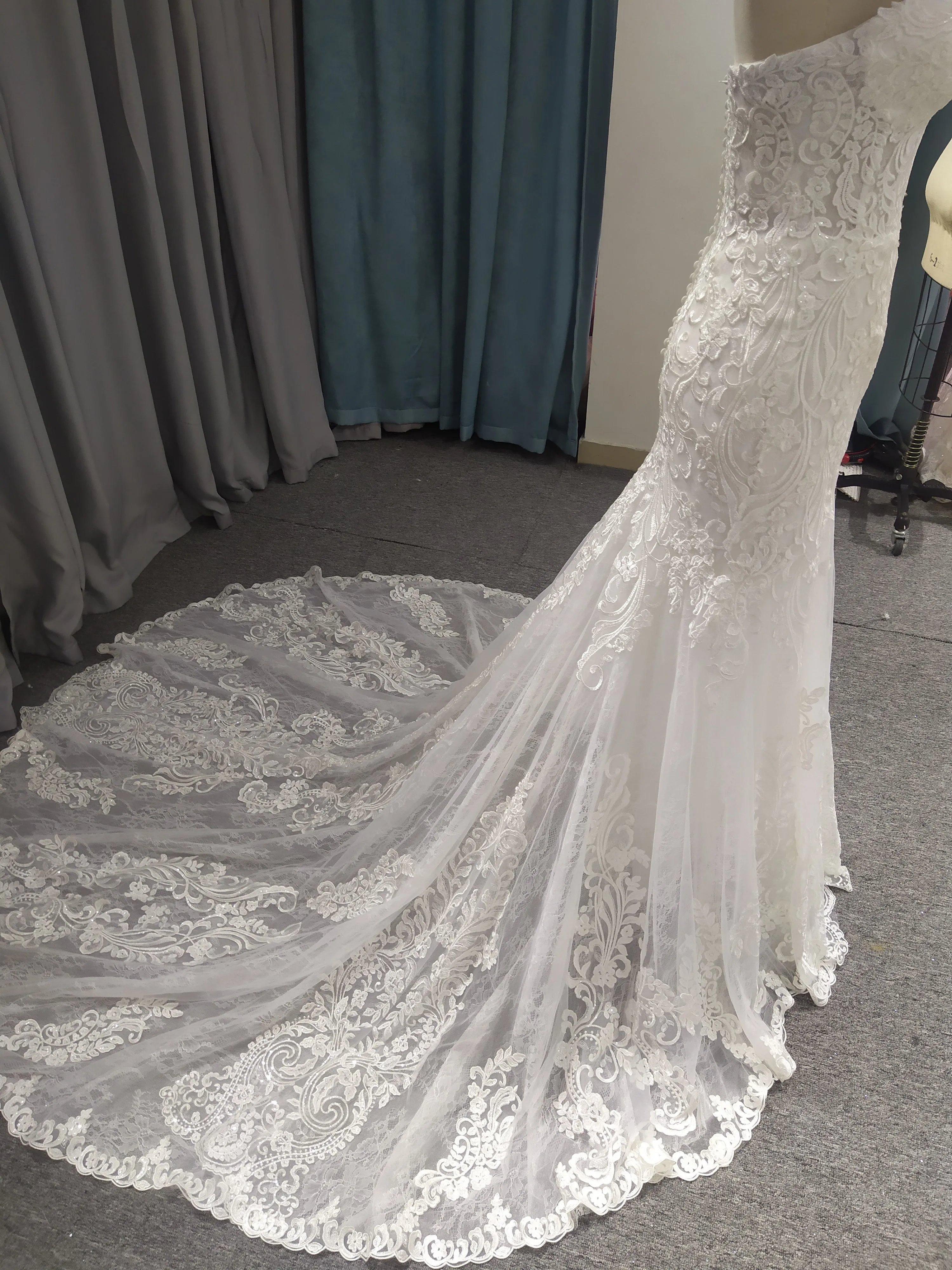 Fourreau Sans bretelles Dentelle Tulle Robe de Mariée avec Traîne de Balayage