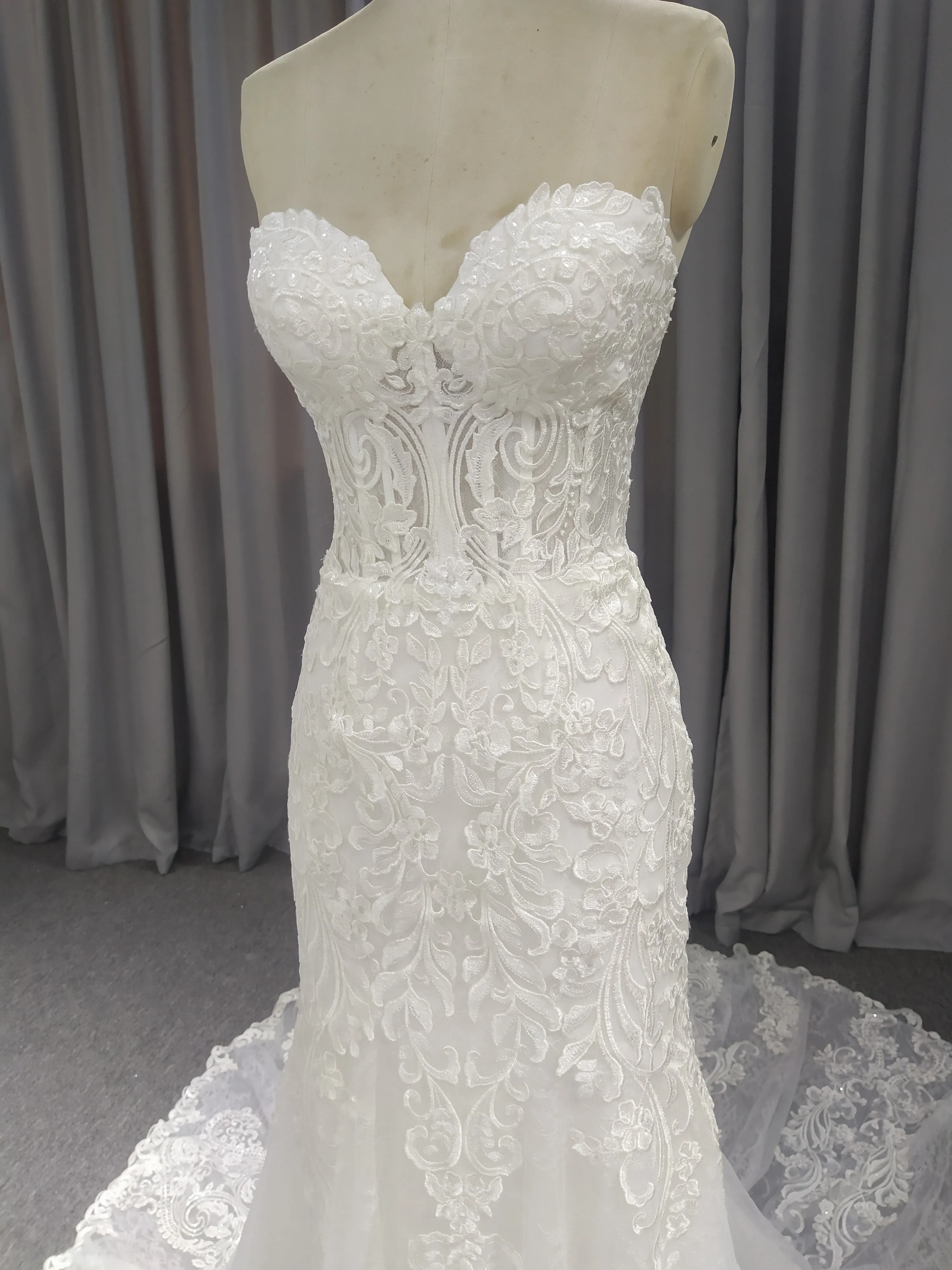 Fourreau Sans bretelles Dentelle Tulle Robe de Mariée avec Traîne de Balayage