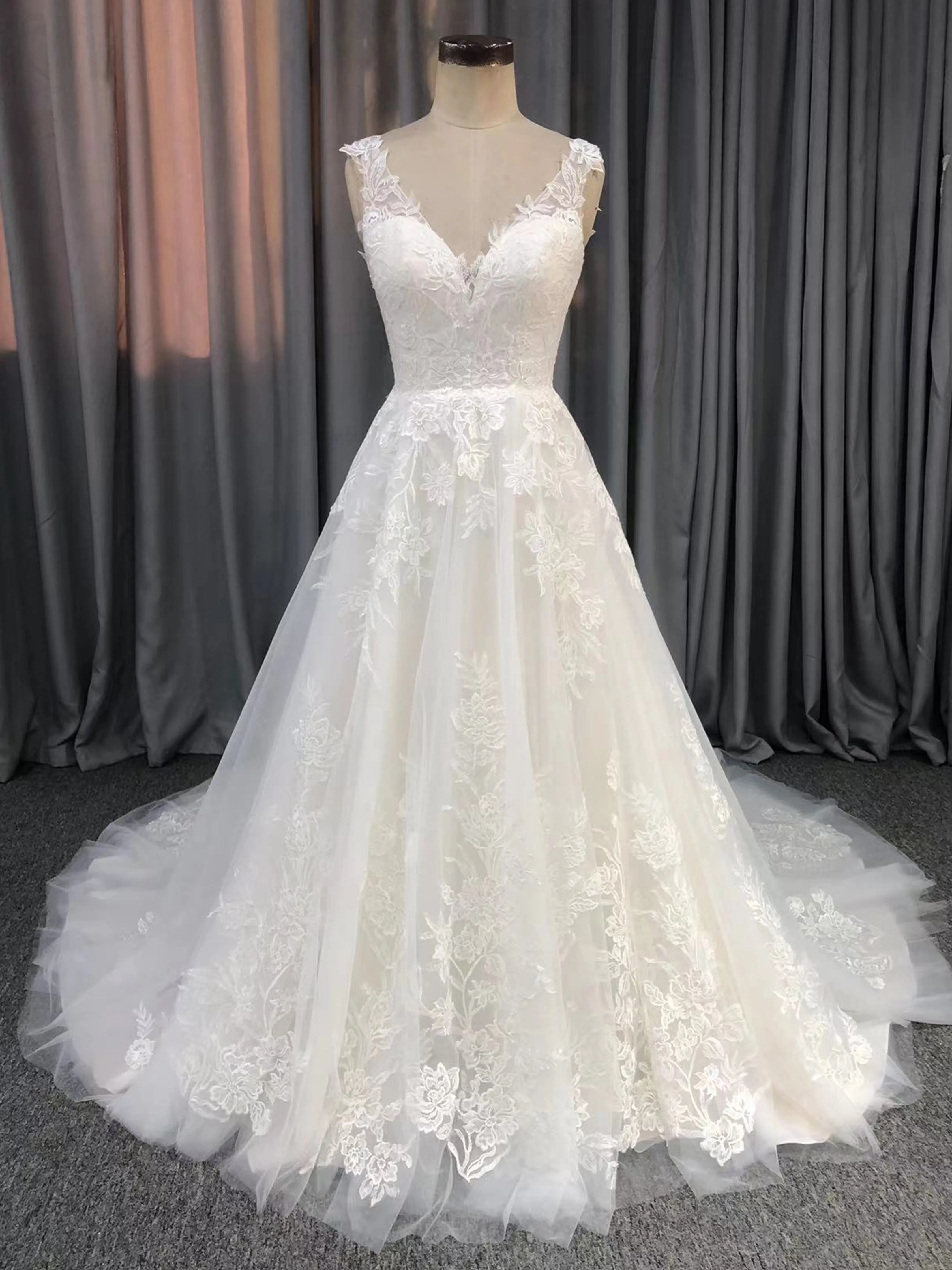 Ravissante Robe trapèze Col V  Dentelle&Tulle Robe de Mariée avec la courte traîne