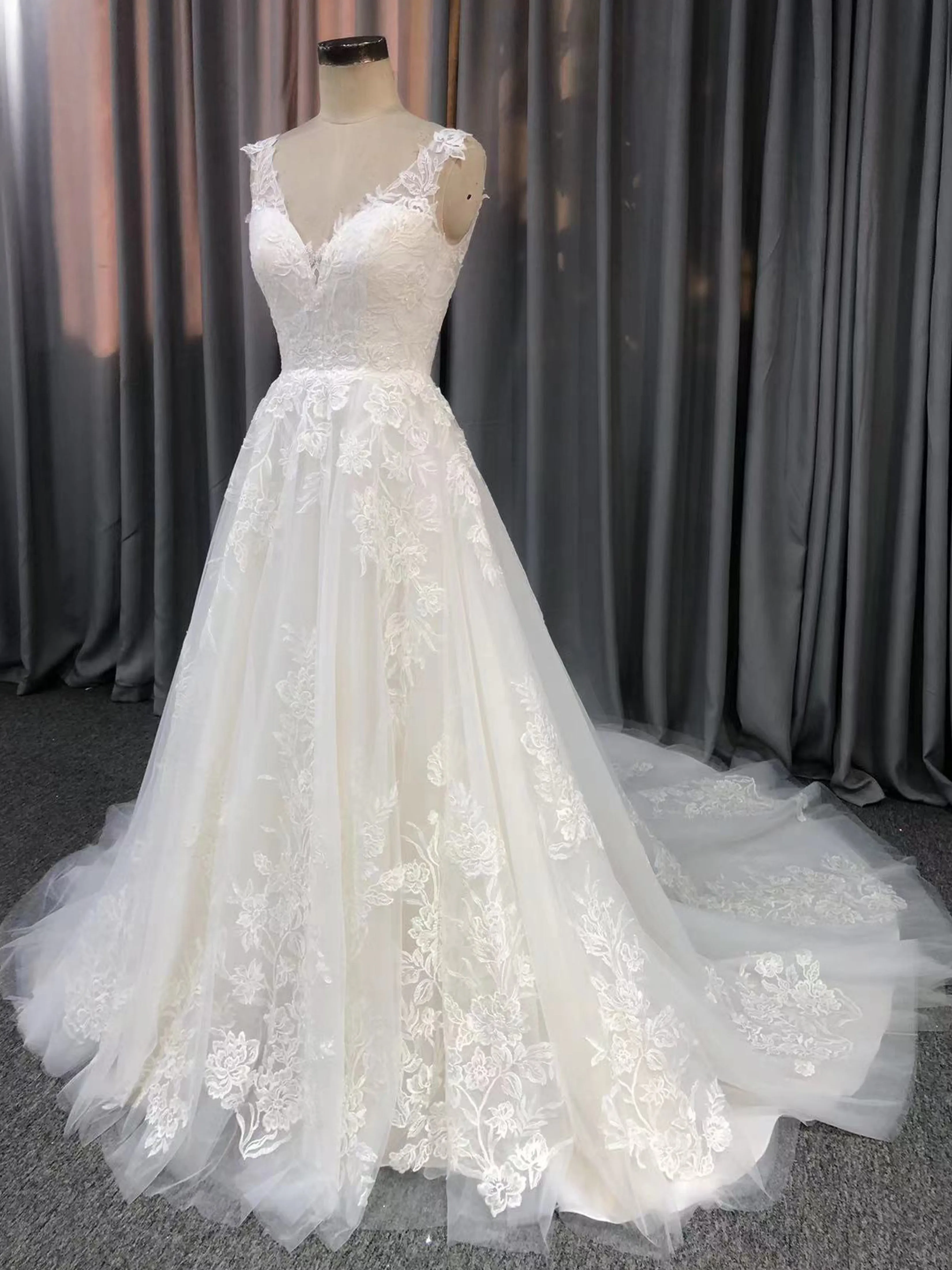 Ravissante Robe trapèze Col V  Dentelle&Tulle Robe de Mariée avec la courte traîne