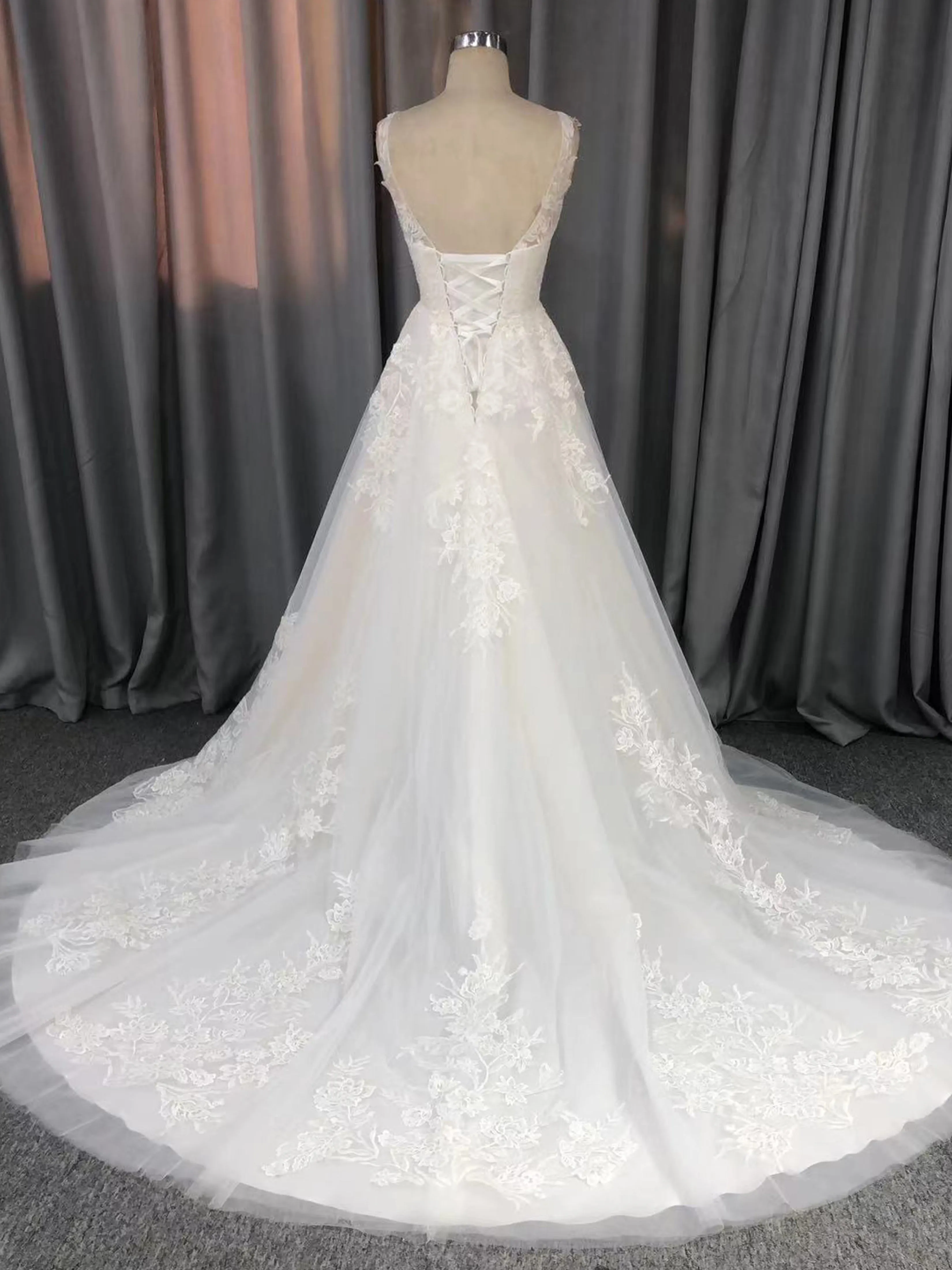 Ravissante Robe trapèze Col V  Dentelle&Tulle Robe de Mariée avec la courte traîne