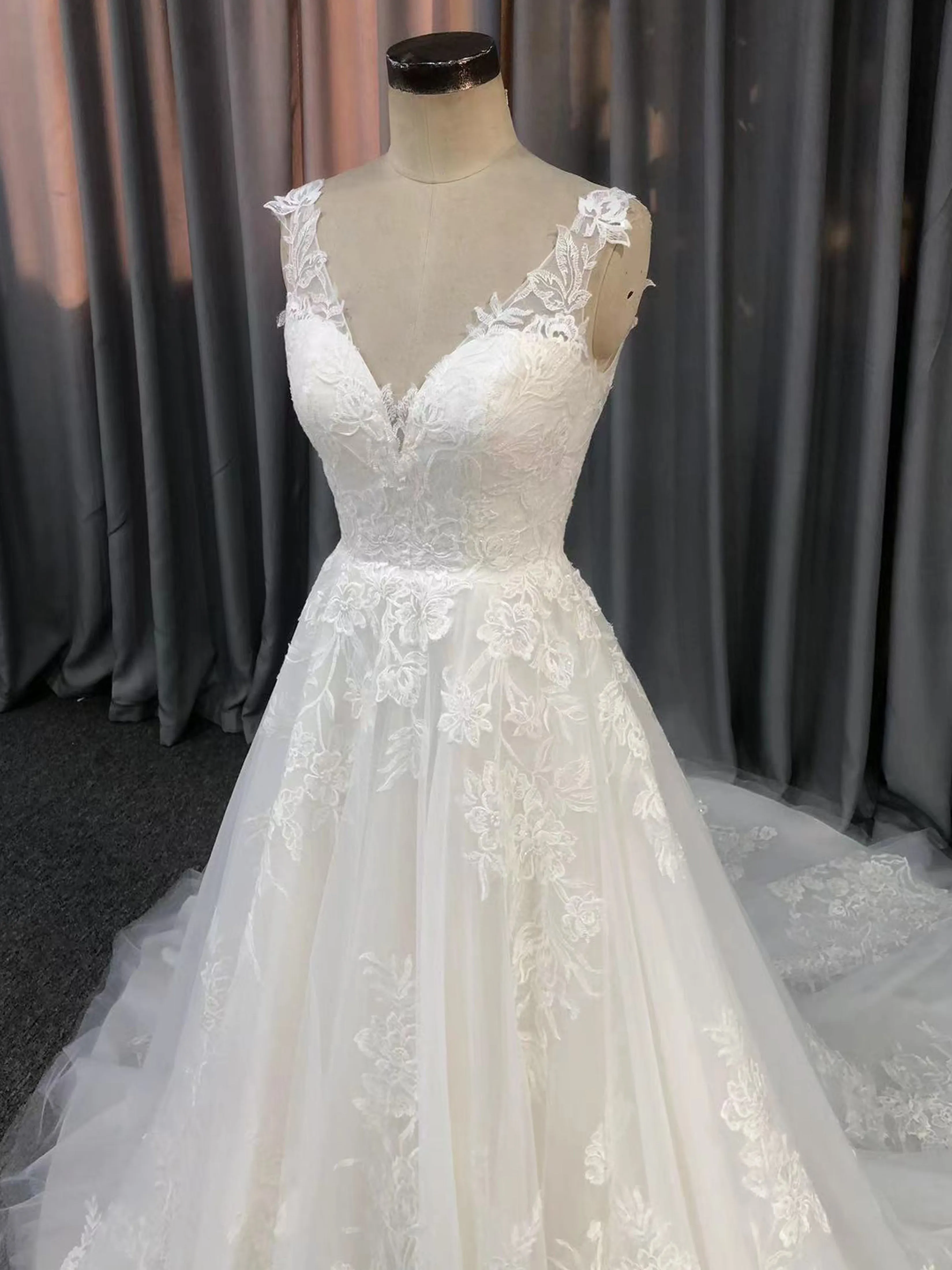 Ravissante Robe trapèze Col V  Dentelle&Tulle Robe de Mariée avec la courte traîne