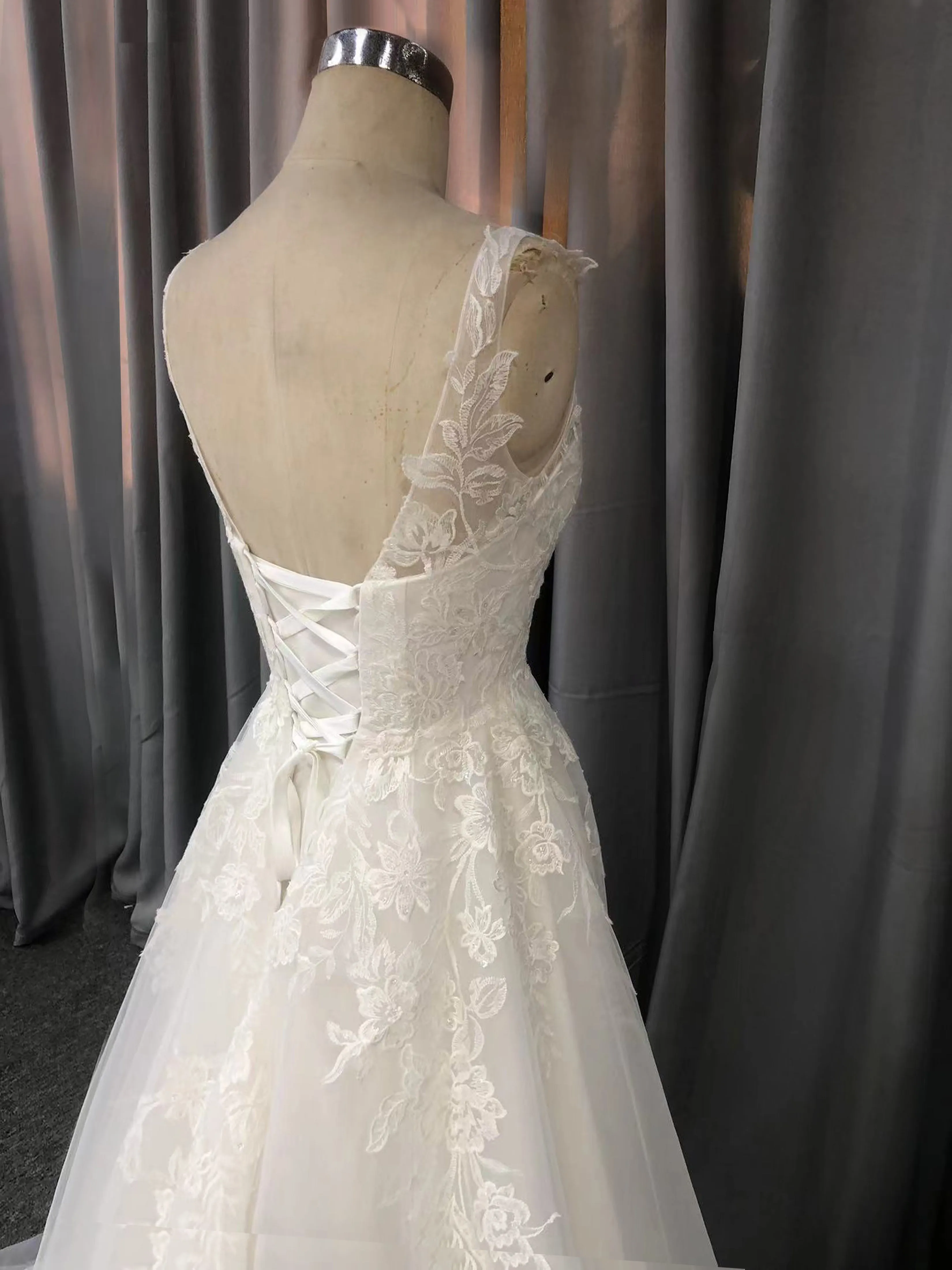 Ravissante Robe trapèze Col V  Dentelle&Tulle Robe de Mariée avec la courte traîne