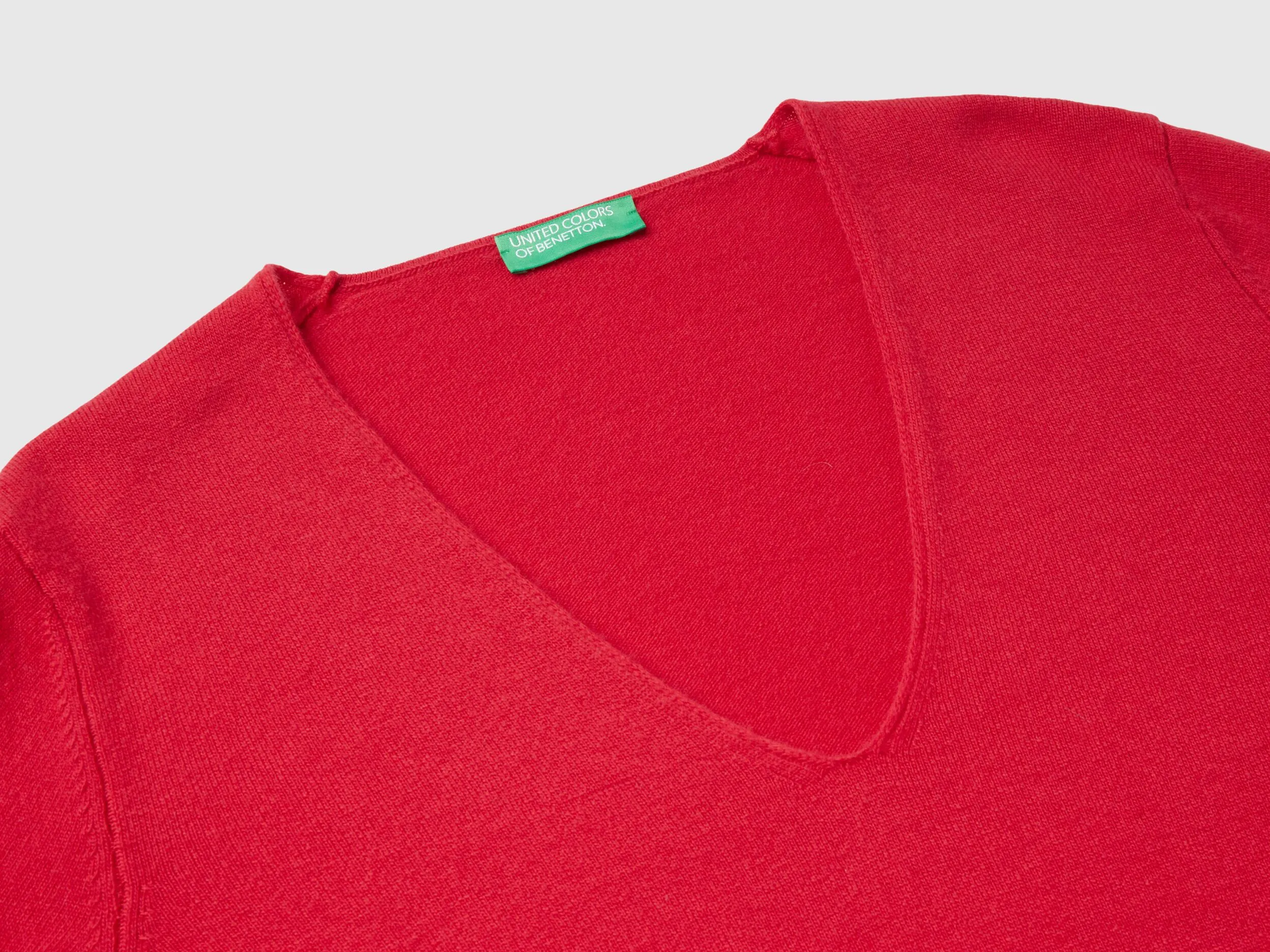 Red plum V-neck sweater in pure Merino wool - Plum | Benetton