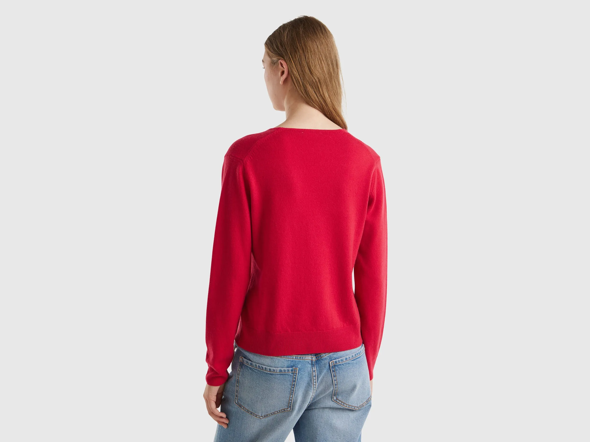 Red plum V-neck sweater in pure Merino wool - Plum | Benetton