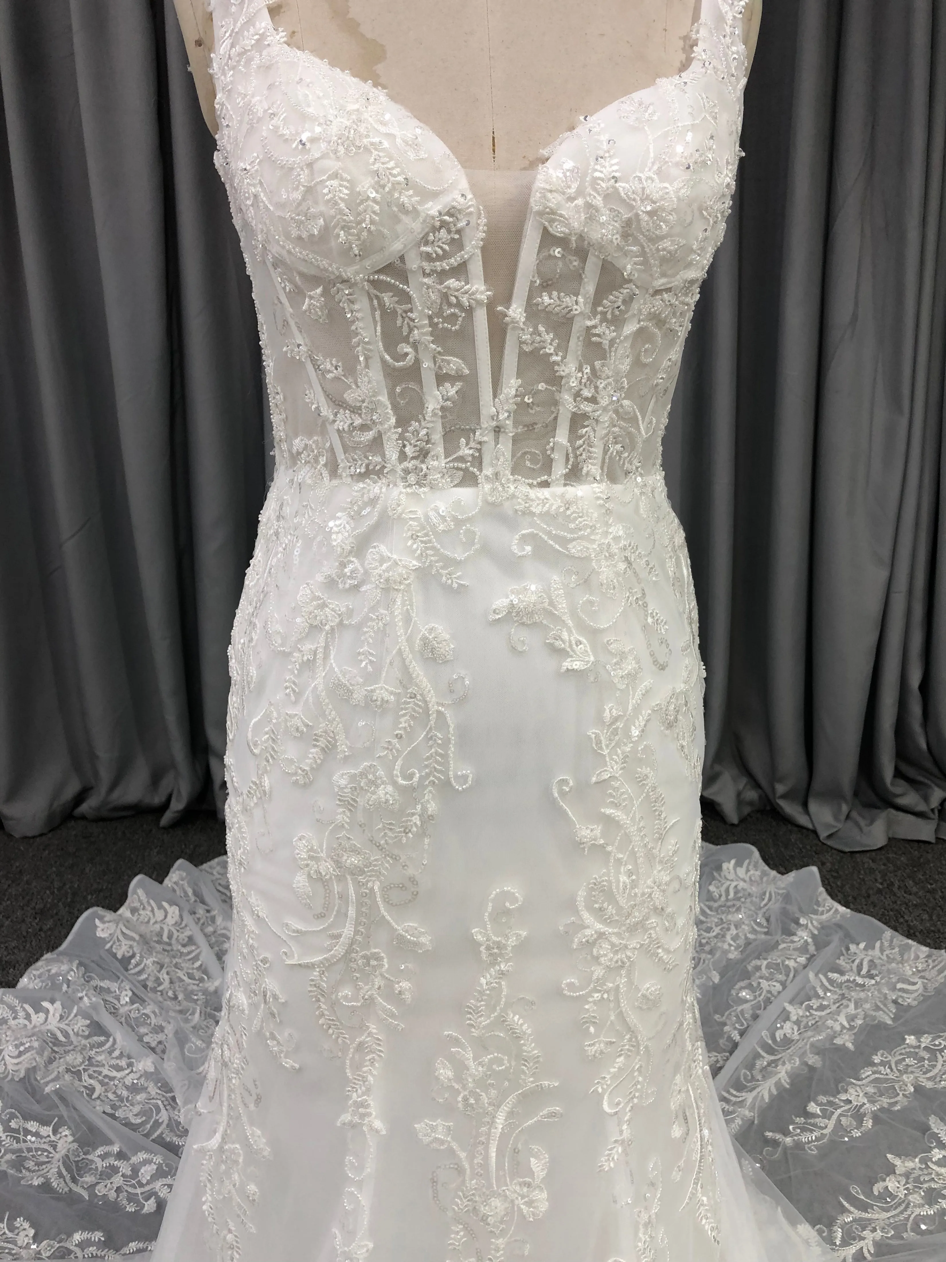 Robe fourreau Col V  Dentelle Robe de Mariée avec la courte traîne