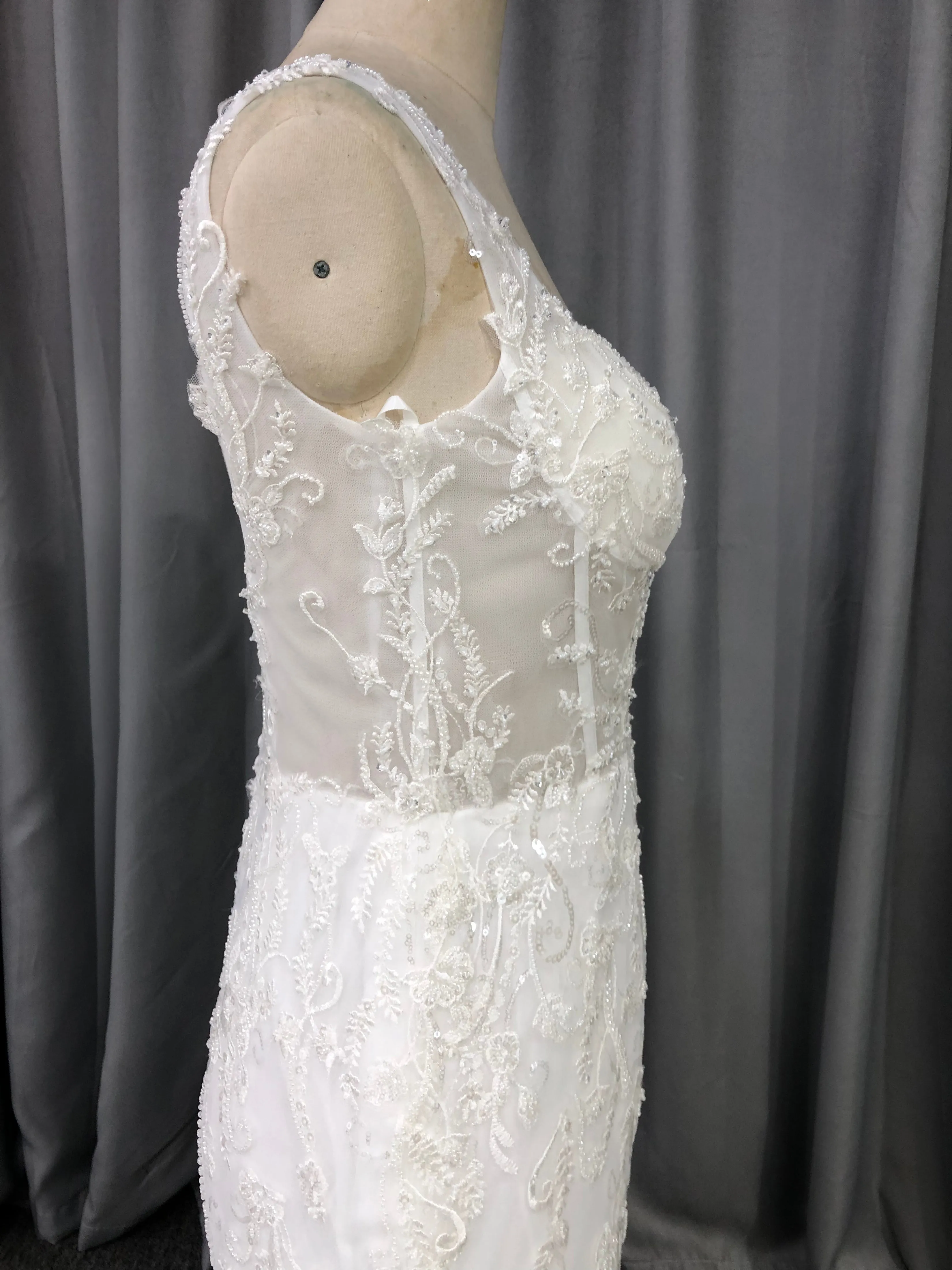 Robe fourreau Col V  Dentelle Robe de Mariée avec la courte traîne