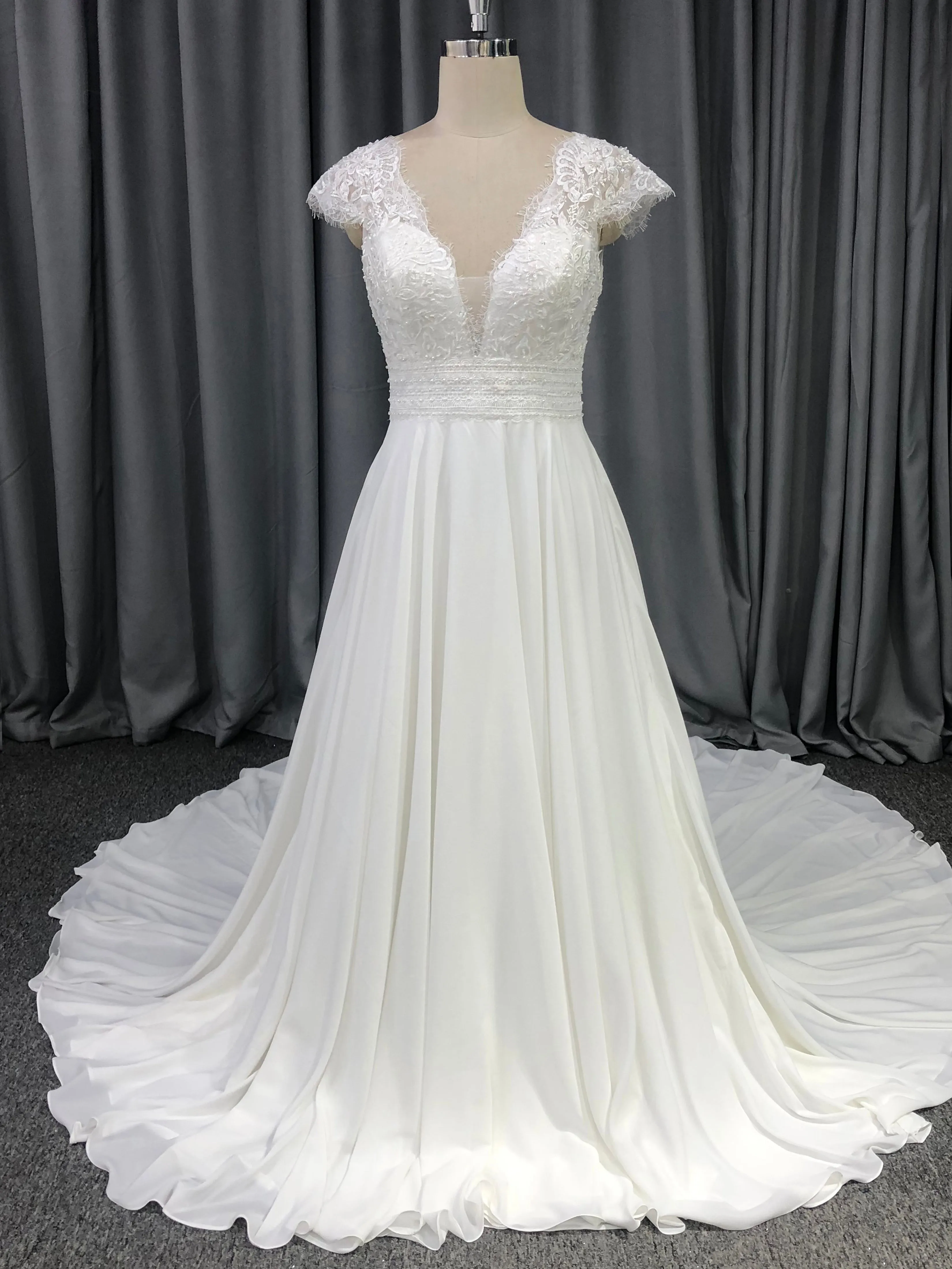 Robe trapèze Col V  Dentelle&Mousseline Robe de Mariée avec la courte traîne