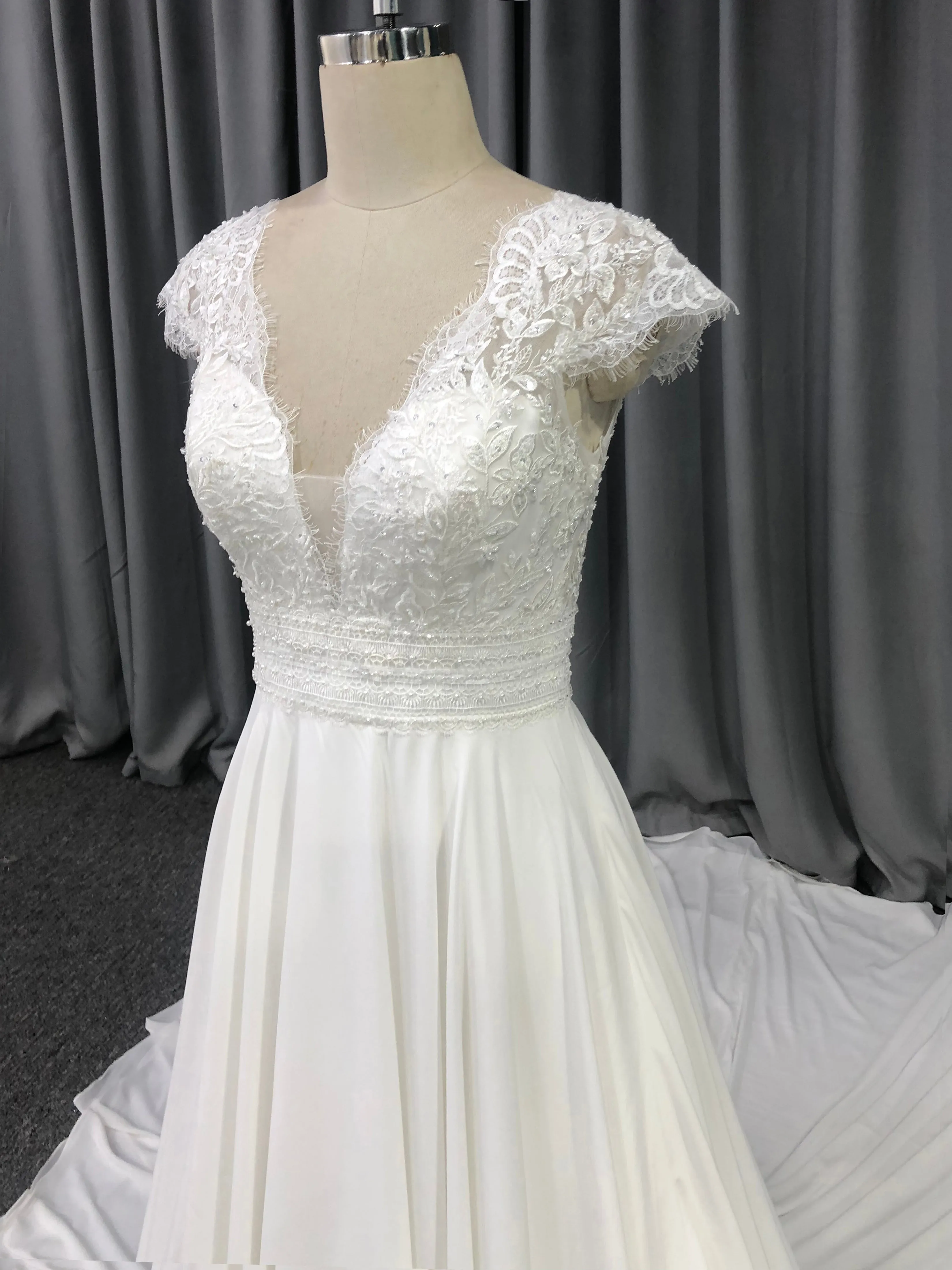 Robe trapèze Col V  Dentelle&Mousseline Robe de Mariée avec la courte traîne