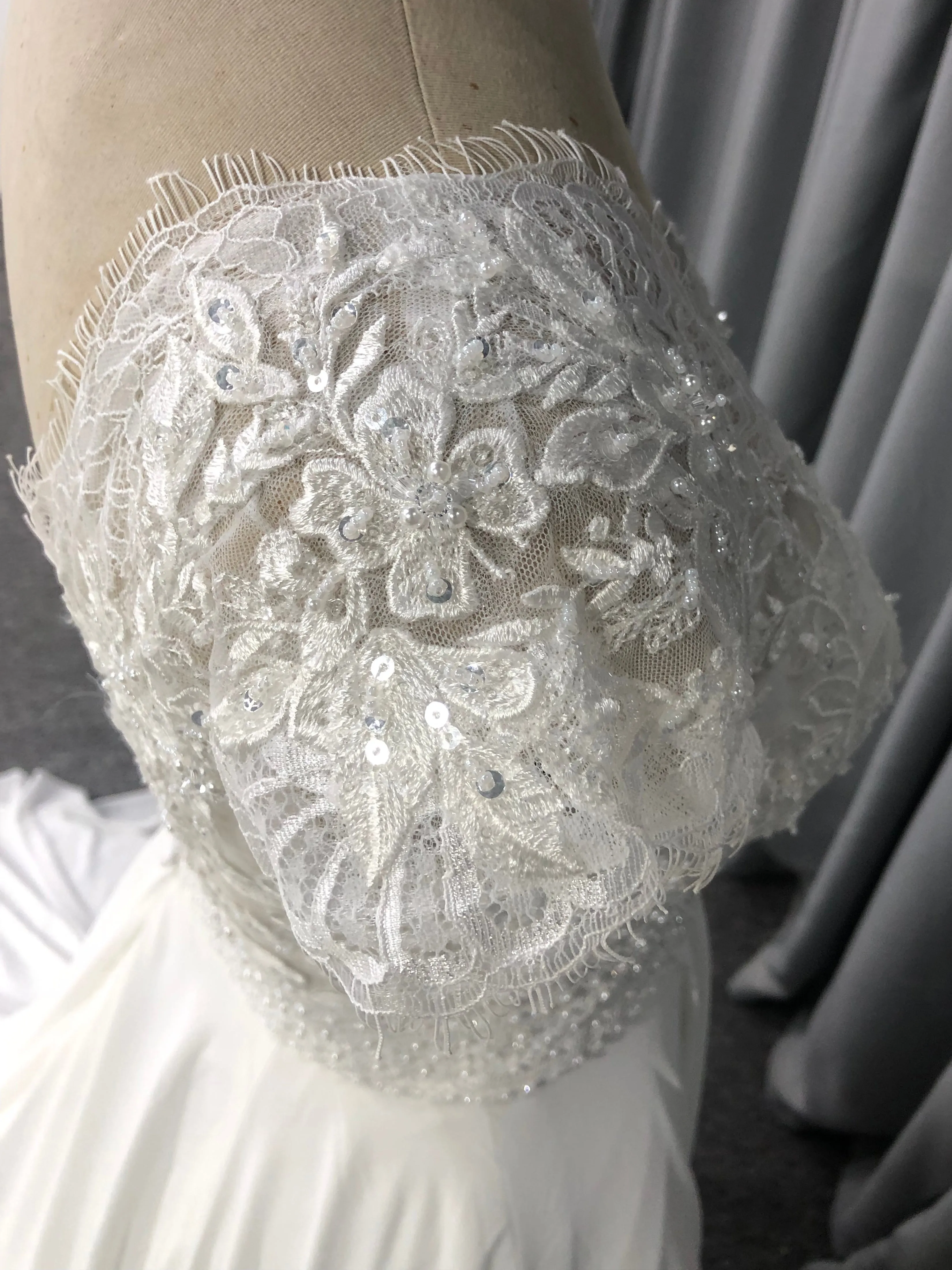 Robe trapèze Col V  Dentelle&Mousseline Robe de Mariée avec la courte traîne