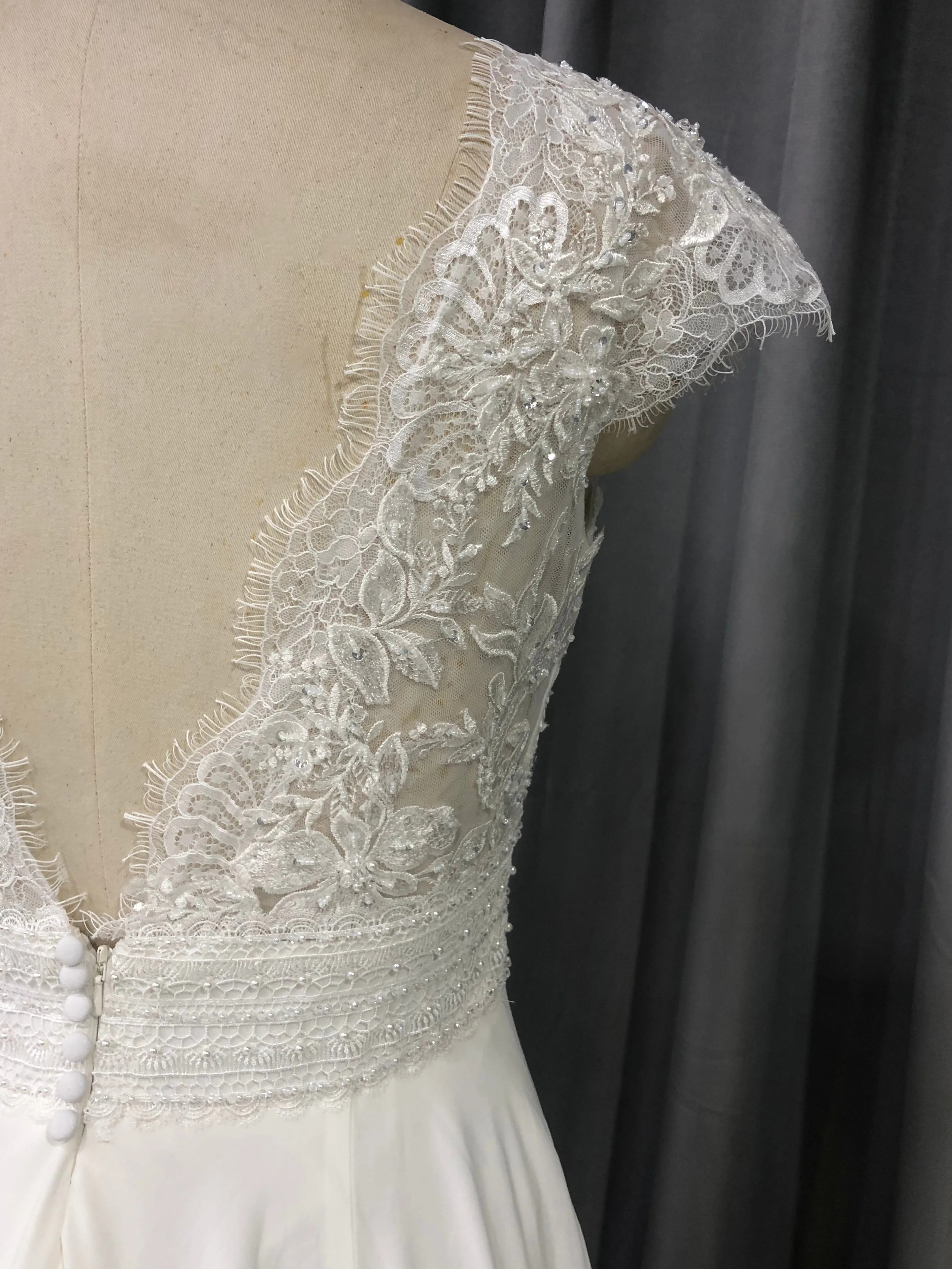 Robe trapèze Col V  Dentelle&Mousseline Robe de Mariée avec la courte traîne